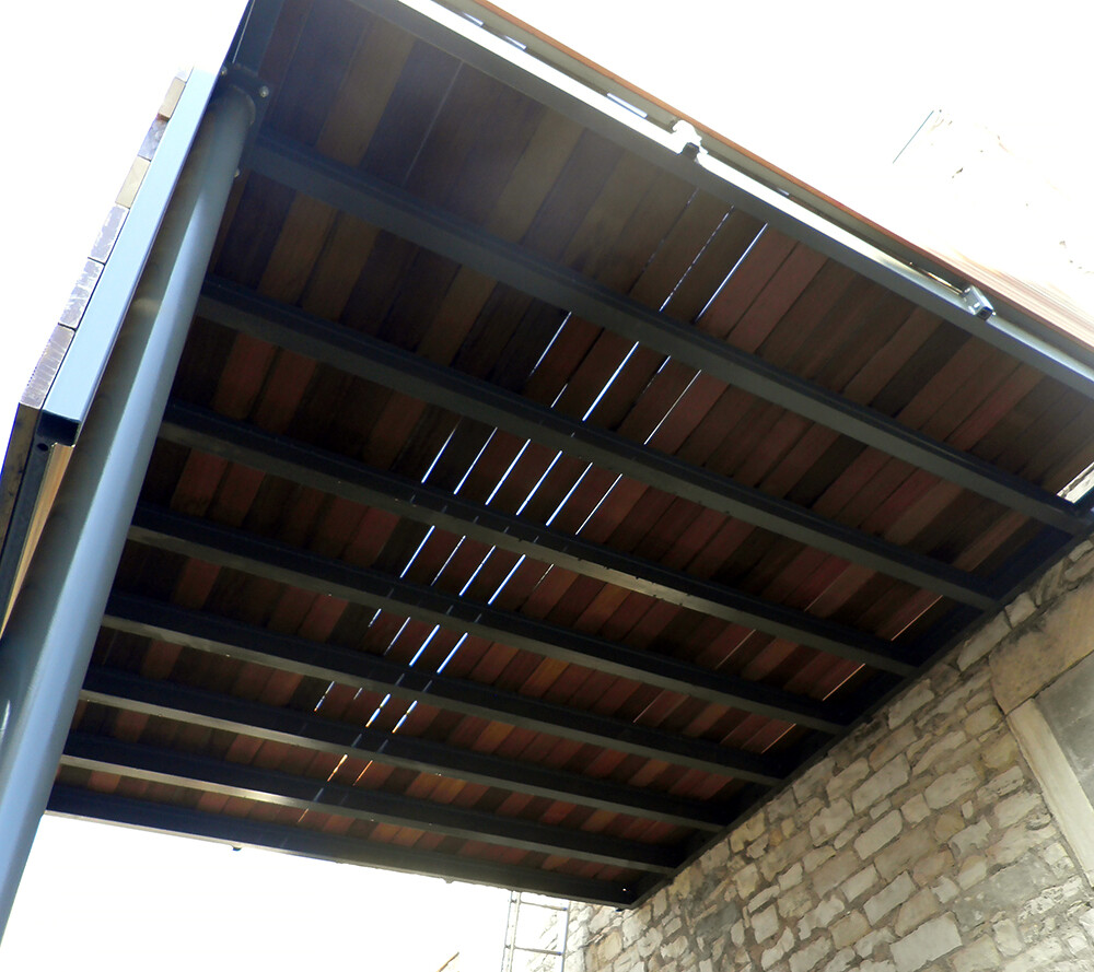 Création d'une terrasse suspendue en cumaru - Vue de la structure métallique du plancher